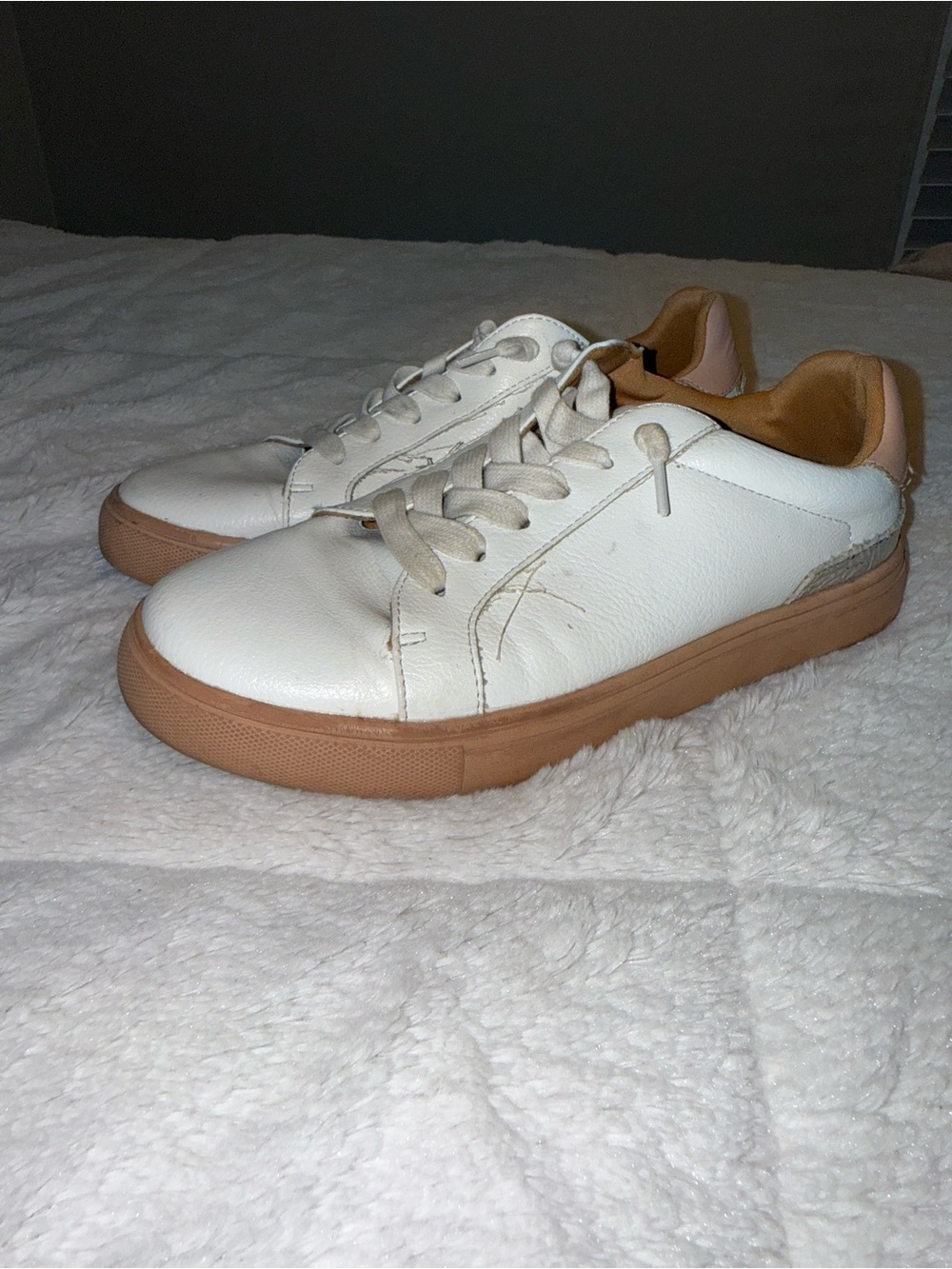 Women’s casual DV sneakers